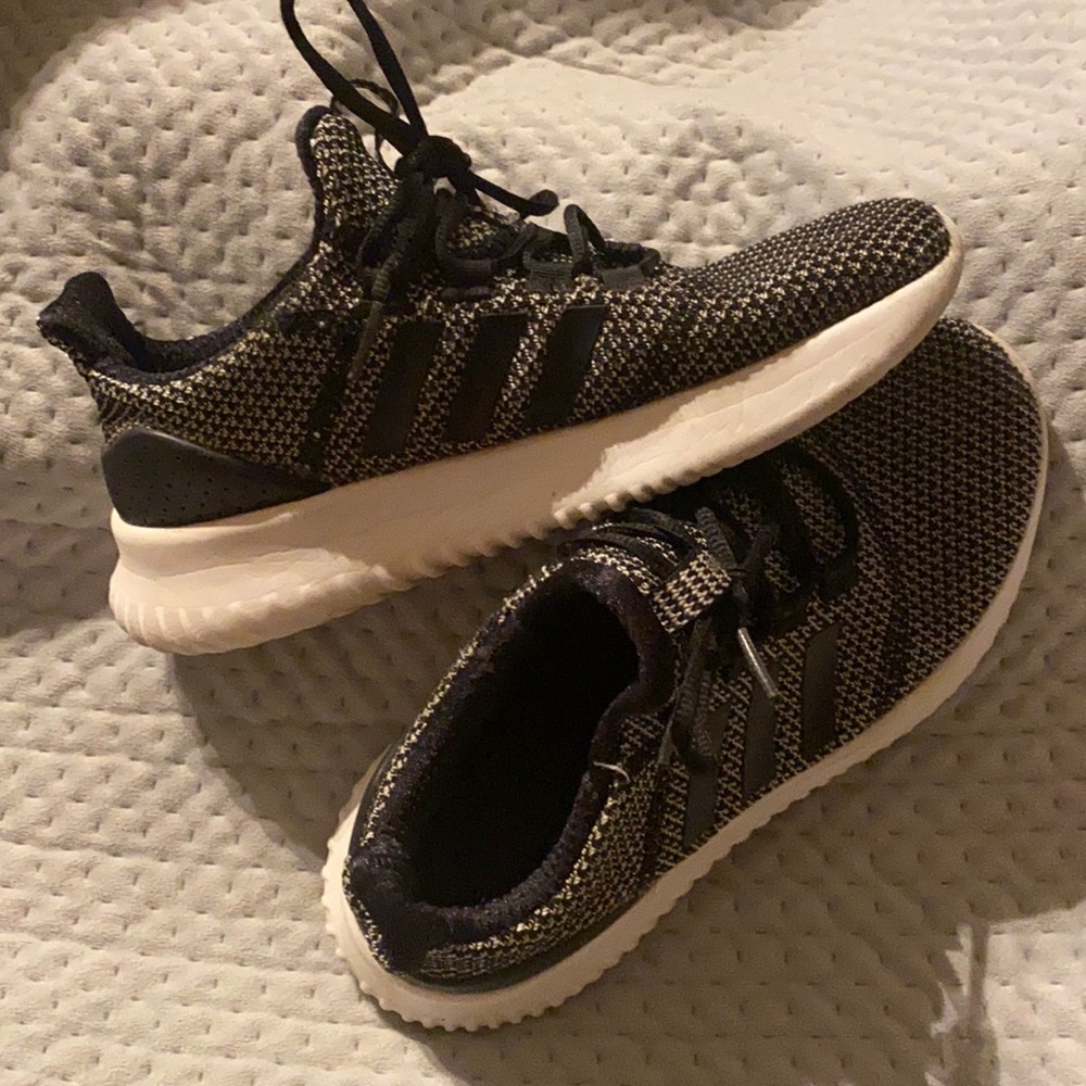 Pre worn Adidas cloud foam tennis shoes